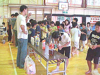 学校キャンプ　ラジオ体操と朝食