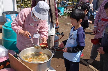 教育ファームじゃがいも植え付け